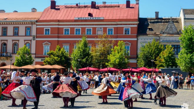 Zilele maghiare Cluj 2023. Programul de azi cuprinde spectacole, degustări de vinuri, sport, expoziții și concerte. Legendara trupă EDDA Művek, seara, în Piața Unirii