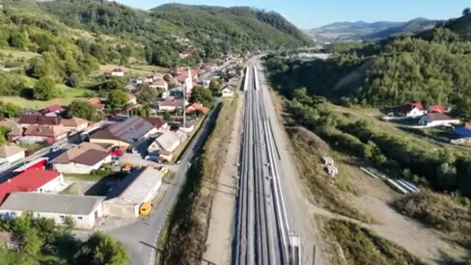 MAGISTRALA 300. Lucrările pe cele patru loturi de cale ferată Cluj-Napoca – Oradea – Vamă Ungaria au înțepenit cu 9 luni înainte de finalizarea contractului. VIDEO