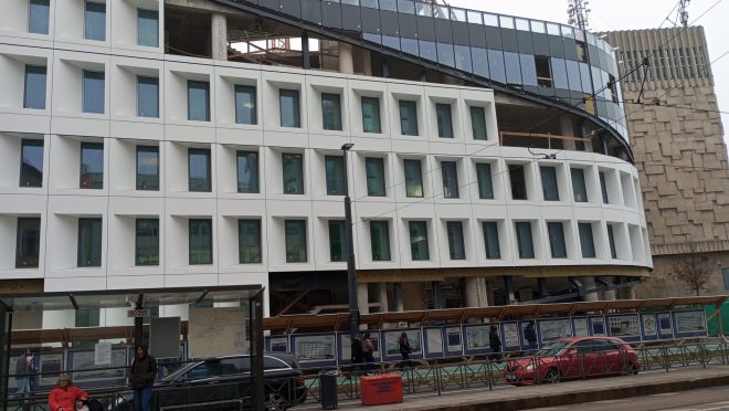 VIDEO. Modernizarea sediului BT de pe George Barițiu, colț cu Regele Ferdinand, se apropie de final. Spune-ți părerea! Arată mai bine decât clădirea de sticlă albastră?