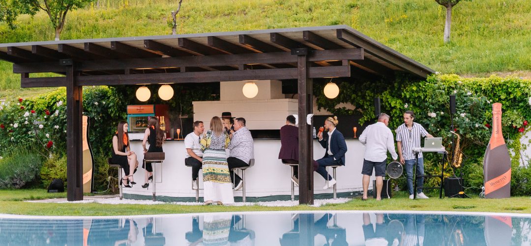 O vilă de lux, scoasă oficial la vânzare după un eveniment de tip open house. Are sală de sport, saună și piscină exterioară