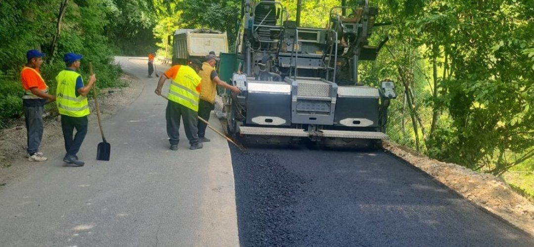 GALERIE FOTO. Un sector de drum județean intră în reparații. „Permite accesul rapid către drumul naţional şi către oraşele importante din judeţ”