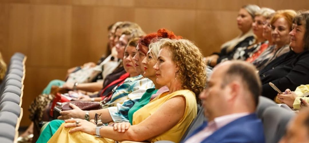Directorii de școli s-au întâlnit cu Emil Boc. Tema arzătoare: renovările încă nefinalizate
