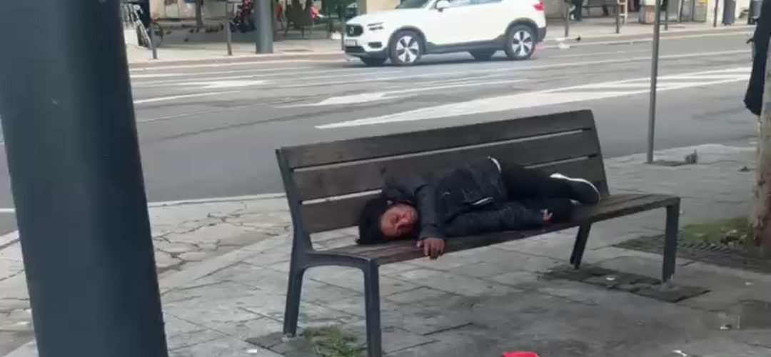 Situație degradantă în Piața Gării. „Oamenii străzii își fac nevoile pe trotuar, autoritățile nu intervin”