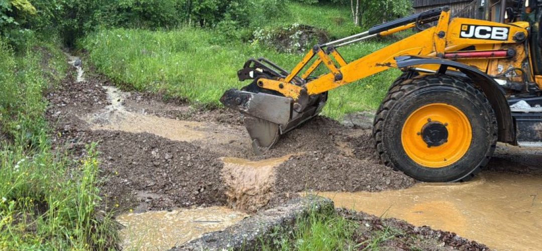 FOTO. Un drum județean, grav afectat de ploile torențiale căzute în zonă. Intervenții făcute în regim de urgență