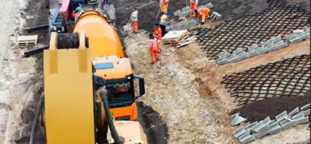 AUTOSTRADA TRANSILVANIA. Cum arată lucrările pe lotul Zimbor – Poarta Sălajului (12,24 km). Stadiul fizic se apropie de 90%. Un deal a fost „retezat”. FOTO & VIDEO