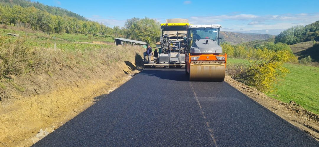 GALERIE FOTO. Un sector de drum județean a „primit” asfalt la scurt timp după ce a fost preluat de către CJ Cluj