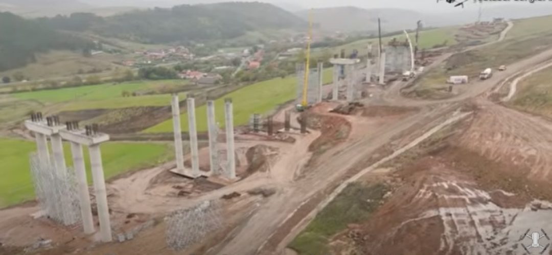 AUTOSTRADA TRANSILVANIA. Imagini din dronă cu lucrările la devierea traseului de la Nădășelu, unde va fi construit un viaduct – VIDEO
