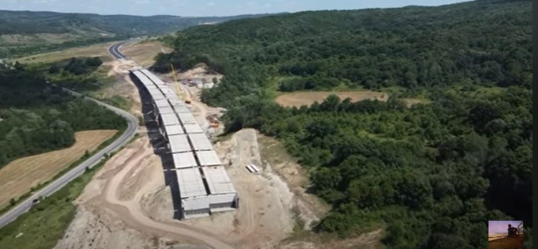 AUTOSTRADA TRANSILVANIA. Cum arată acum lucrările la viaductele de pe lotul MihăieÈ™ti – Zimbor. Pe unele porÈ›iuni, a fost aÈ™ternut asfaltul. VIDEO