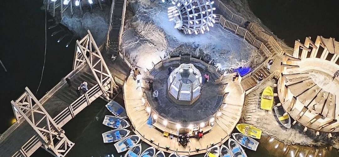 Salina Turda va fi extinsă. Va avea lifturi panoramice, căi suplimentare de acces, alei suspendate, râu artificial