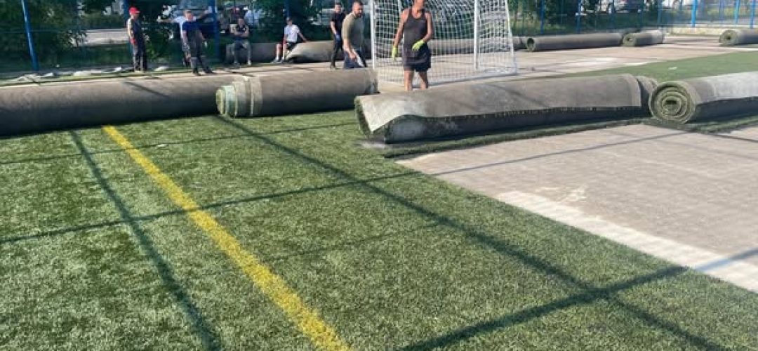 Au început lucrările de înlocuire a gazonului de pe terenul de fotbal din Florești