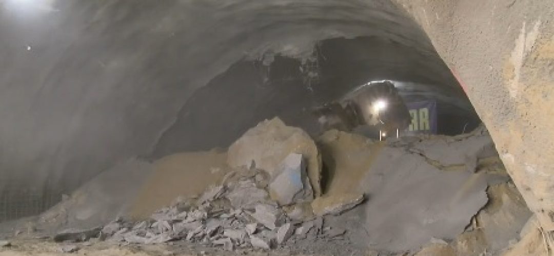 GALERIE FOTO & VIDEO. Se vede a doua luminiță! Constructorul austriac a străpuns astăzi a doua galerie a primului tunel rutier adevărat din România